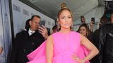Filmpremiere, New York  Miss Piggy hätte ihre wahre Freude an diesem Outfit: Bei der Premiere des Films "Manhattan Queen" präsentierte sich Jennifer Lopez in einer pinken Tüllbombe von Giambattista Valli. Achten Sie auf den Mann im Hintergrund: Lopez' Lebensgefährte Alex Rodriguez musste das unglaubliche Outfit ebenfalls im Bild festhalten.