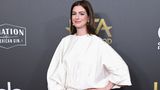 Hollywood Film Awards, Los Angeles  Das Designerkleid von Anne Hathaway stammt aus der kommenden Frühjahr-Sommer-Kollektion von Valentino und dürfte locker mehrere tausend Dollar kosten. Dabei erinnert es an ungebügeltes Tischtuch oder wie Hathaway selbst sagte: "Im Grunde genommen trage ich ein plissiertes Couture-Bettlaken."