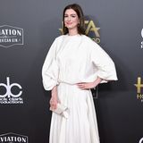 Hollywood Film Awards, Los Angeles  Das Designerkleid von Anne Hathaway stammt aus der kommenden Frühjahr-Sommer-Kollektion von Valentino und dürfte locker mehrere tausend Dollar kosten. Dabei erinnert es an ungebügeltes Tischtuch oder wie Hathaway selbst sagte: "Im Grunde genommen trage ich ein plissiertes Couture-Bettlaken."