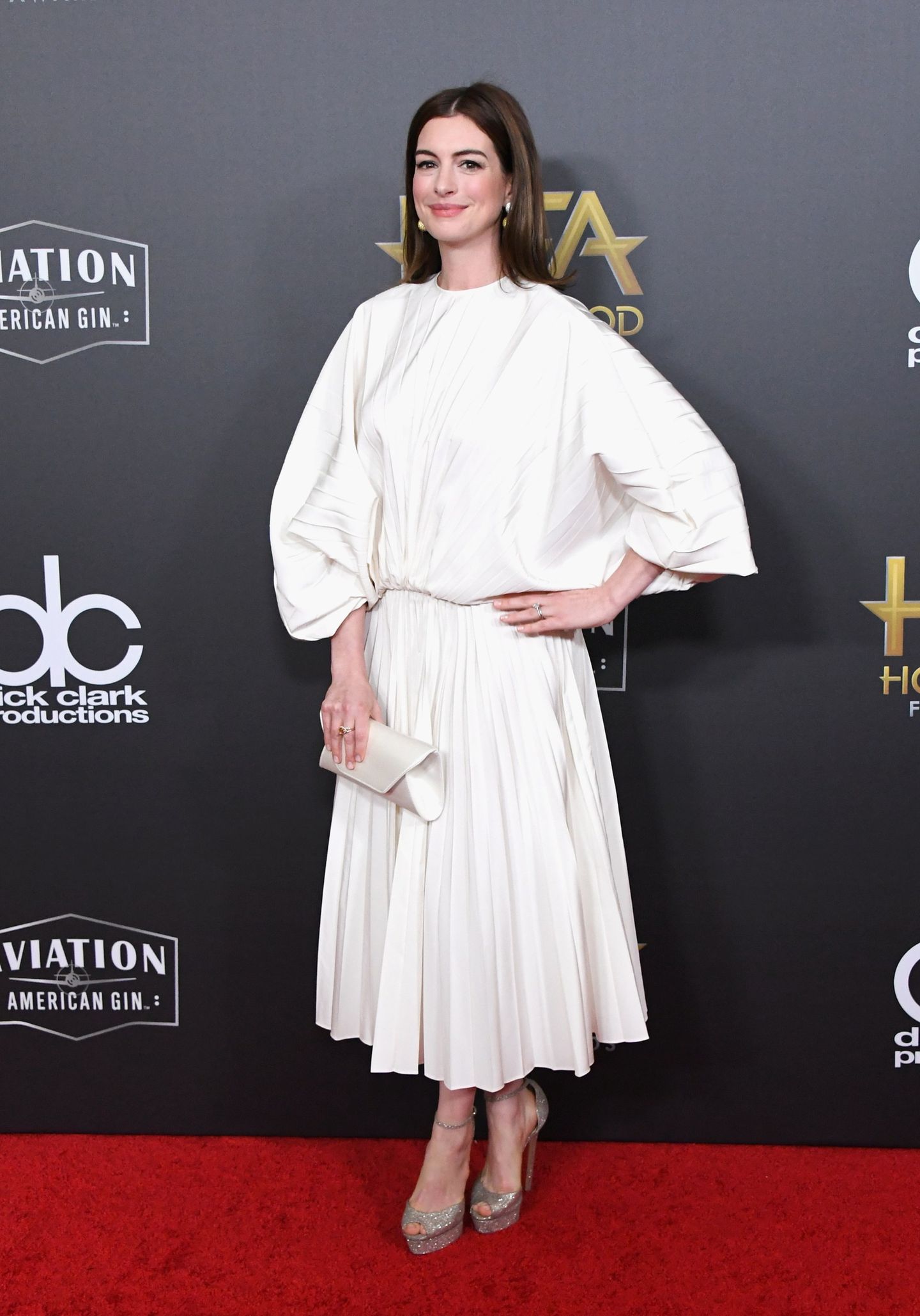 Hollywood Film Awards, Los Angeles  Das Designerkleid von Anne Hathaway stammt aus der kommenden Frühjahr-Sommer-Kollektion von Valentino und dürfte locker mehrere tausend Dollar kosten. Dabei erinnert es an ungebügeltes Tischtuch oder wie Hathaway selbst sagte: "Im Grunde genommen trage ich ein plissiertes Couture-Bettlaken."