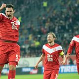 "Um als Verteidiger einen Doppelpack machen, muss schon viel zusammenkommen. Ich zocke relativ oft Fifa. Da stelle ich mich immer in den Sturm. Vielleicht bringt das was."   (Düsseldorfs Abwehrchef Kaan Ayhan, der beim Comeback nach sechs Wochen beide Tore zum 2:0 gegen Freiburg erzielte)