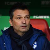 Verlierer des Tages  ... gerät jetzt auch Schalkes Sportvorstand Christian Heidel ins Visier der Kritiker. Insbesondere der Aufsichtsratsvorsitzende Clemens Tönnies geht auf Distanz und machte Überlegungen öffentlich, ob Heidel nicht möglicherweise einen Kaderplaner oder externen Berater an die Seite bekommt. "Ich werte das überhaupt nicht als Vertrauensbruch", beteuerte Heidel und flüchtete sich mit Verweis auf den erfolgreichen Nachbarn aus Dortmund in Ironie: "Es weiß ja keiner, wenn der Matthias jetzt nicht da wäre, ob Dortmund im Abstiegskampf wäre."