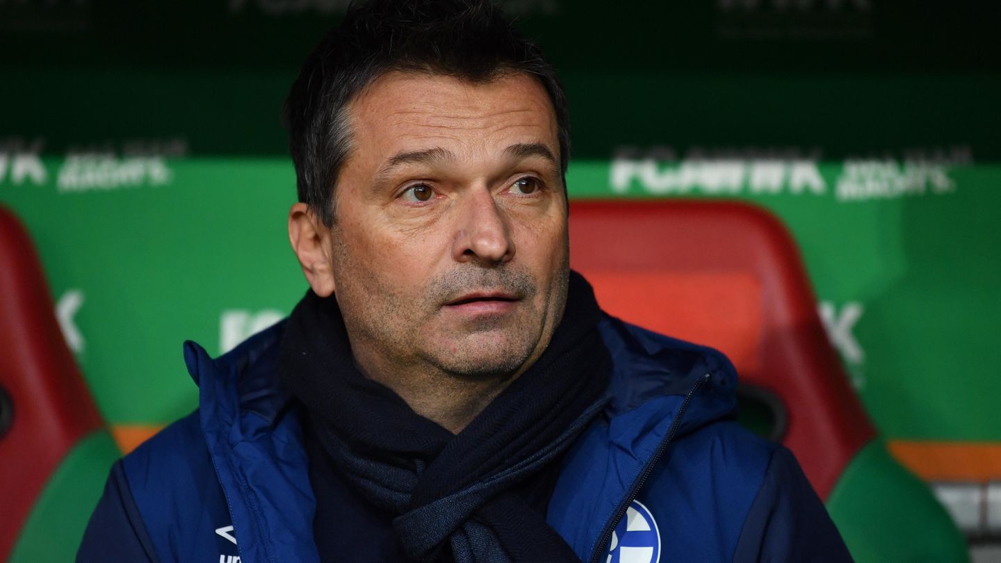 Bundesliga im stern-Check: ... gerät jetzt offenbar Sport-Vorstand Christian Heidel ins Visier. Die Kritik lautet, dass seine Transfers nicht zündeten. Schalke-Boss Clemens Tönnies ließ in der "Bild"-Zeitung durchblicken, dass er sich einen Berater an Heidels Seite vorstellen könne, so wie in Dortmund, wo Matthias Sammer beratend tätig ist. Das kam nicht gut an beim Manager. Hinter den Kulissen soll daraufhin es ziemlich lautstark zugegangen sein. Dennoch: Nach dem mauen Spiel gegen Augsburg klang Heidel freundlicher als noch unter der Woche: "Ich halte von einem externen Berater einfach nichts. Aber wir überlegen immer, ob wir unsere Mannschaft qualitativ verstärken können. Ich stehe allen Dingen, die Schalke helfen, offen gegenüber." Der Druck auf Schalke steigt und es zeigen sich erste Risse in der Klub-Führung. Ausgang offen. Verlierer des Tages ... gerät jetzt auch Schalkes Sportvorstand Christian Heidel ins Visier der Kritiker. Insbesondere der Aufsichtsratsvorsitzende Clemens Tönnies geht auf Distanz und machte Überlegungen öffentlich, ob Heidel nicht möglicherweise einen Kaderplaner oder externen Berater an die Seite bekommt. "Ich werte das überhaupt nicht als Vertrauensbruch", beteuerte Heidel und flüchtete sich mit Verweis auf den erfolgreichen Nachbarn aus Dortmund in Ironie: "Es weiß ja keiner, wenn der Matthias jetzt nicht da wäre, ob Dortmund im Abstiegskampf wäre."