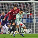 "Der Lamborghini war vollgetankt, und unser Trabbi war ein bisschen leer."  (Hannovers Pirmin Schwegler(l.) nach dem 0:4 gegen Bayern München)