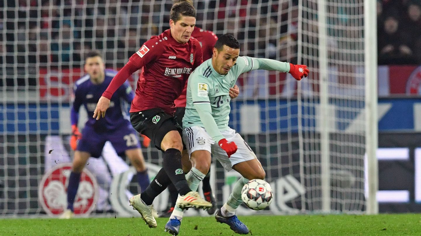 "Der Lamborghini war vollgetankt, und unser Trabbi war ein bisschen leer."  (Hannovers Pirmin Schwegler(l.) nach dem 0:4 gegen Bayern München)
