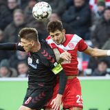 Aufreger des Tages  Ehrlich gesagt, es gab keinen richtigen Aufreger des Tages. Also regen wir uns an dieser Stelle mal über die Leute auf, die sich immer über alles aufregen, am meisten über angebliche Fehlentscheidungen der Schiedsrichter. "Verheerend" sei es gewesen, dass Schiedsrichter Harm Osmers und der Videoassistent ein angeblich klares Handspiel des Freiburgers Mike Franz (oben links im Bild) übersahen. Das behauptete zumindest der Ex-Schiedsrichter Thorsten Kinhöfer in seiner Kolumne für die "Bild am Sonntag". Wir behaupten, dass es es nicht "verheerend" gewesen ist. Der VAR griff nicht ein, weil Osmers die Situation klar gesehen und kein absichtliches Handspiel erkannt hat. Und offensichtlich auch für den VAR keine klare Fehlentscheidung vorlag. Frantz stand bei einem Freistoß in der Mauer und sprang hoch, als der Ball gegen seinen leicht abgewinkelten Oberarm flog. Absicht? Das ist schwer zu entscheiden. Für einen echten Aufreger ist das zu wenig, weil es den Freiburgern an diesem Tag im Spiel gegen Düsseldorf eh nichts genutzt hätte (sie verloren vollkommen verdient 0:2 gegen Düsseldorf). Und weil auch Fehlentscheidungen weiter zum Fußball gehören (wenn es denn eine war). Denn trotz VAR gibt es weiterhin zweideutige Spielsituationen, die sich nie hundertprozentig auflösen lassen.