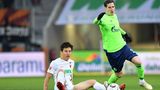 Verlierer des Tages  Der Verlierer des Spieltages trägt in diesem Fall neon-grün (und nicht königsblau), Schalke taumelt weiter mit schwachen Leistungen durch die Liga. In Augsburg reichte es nur zu einem glücklichen 1:1, aktuell steht Tabellenplatz 13 zu Buche mit 13 Punkten Rückstand auf einen Champions-League-Platz. Dass Schalke in das Achtelfinale der Champions League eingezogen ist und damit offiziell zu den 16 besten Mannschaften Europas gehört, darf nicht darüber hinwegtäuschen, dass es Probleme gibt. Spielerisch liefert das Team von Trainer Domenico Tedesco eine dürftige Vorstellung nach der anderen ab. Das war im Übrigen auch schon der Fall, als noch nicht der gesamte Sturm verletzt ausgefallen ist.