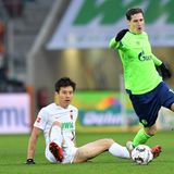 Verlierer des Tages  Der Verlierer des Spieltages trägt in diesem Fall neon-grün (und nicht königsblau), Schalke taumelt weiter mit schwachen Leistungen durch die Liga. In Augsburg reichte es nur zu einem glücklichen 1:1, aktuell steht Tabellenplatz 13 zu Buche mit 13 Punkten Rückstand auf einen Champions-League-Platz. Dass Schalke in das Achtelfinale der Champions League eingezogen ist und damit offiziell zu den 16 besten Mannschaften Europas gehört, darf nicht darüber hinwegtäuschen, dass es Probleme gibt. Spielerisch liefert das Team von Trainer Domenico Tedesco eine dürftige Vorstellung nach der anderen ab. Das war im Übrigen auch schon der Fall, als noch nicht der gesamte Sturm verletzt ausgefallen ist.