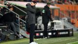Verlierer des Tages  Trainer Tedesco bekommt die Probleme nicht in den Griff. Zahlreiche Spieler laufen ihrer Form hinterher, die Mannschaft hat in der Offensive keine Durchschlagskraft und die Abwehr, das Paradestück der vergangenen Vize-Meister-Saison, ist löchrig. Nachdem sich die Kritik zunächst auf den Trainer richtete ... 