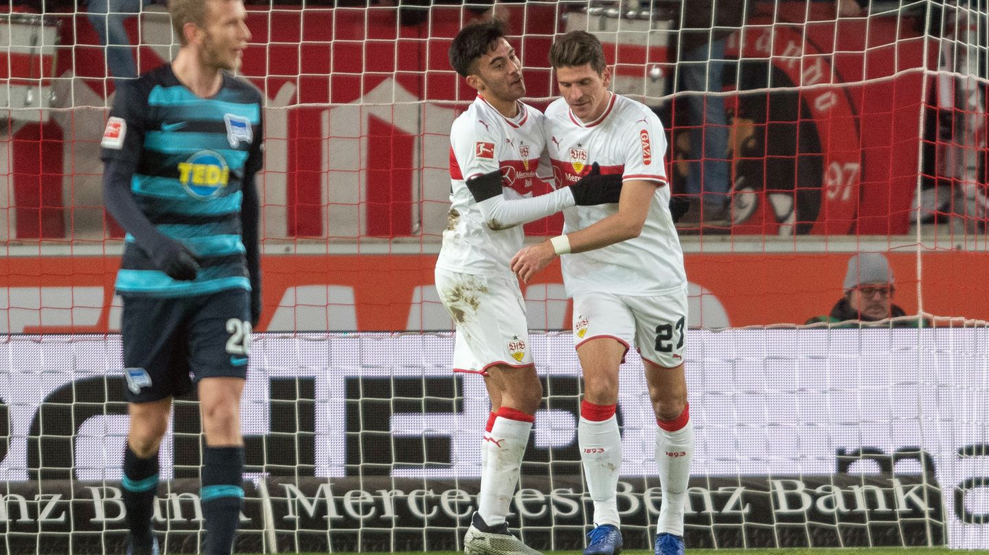 Bundesliga im stern-Check: Gewinner des Spieltages Für uns ist das Mario Gomez. Seit sieben Spielen hatte der Torjäger-Veteran nicht ins Tor getroffen. Das änderte sich im Spiel gegen Hertha, in dem ihm gleich beide Treffer beim 2:1-Sieg der Stuttgarter gelangen. So muss es sein, so bringt man die Kritiker zum Verstummen. Der VfB verließ durch den Erfolg zum ersten Mal seit dem ersten Spieltag die Abstiegsplätze. Gewinner des Spieltages Für uns ist das Mario Gomez. Seit sieben Spielen hatte der Torjäger-Veteran nicht ins Tor getroffen. Das änderte sich im Spiel gegen Hertha, in dem ihm gleich beide Treffer beim 2:1-Sieg der Stuttgarter gelangen. So muss es sein, so bringt man die Kritiker zum Verstummen. Der VfB verließ durch den Erfolg zum ersten Mal seit dem ersten Spieltag die Abstiegsplätze.