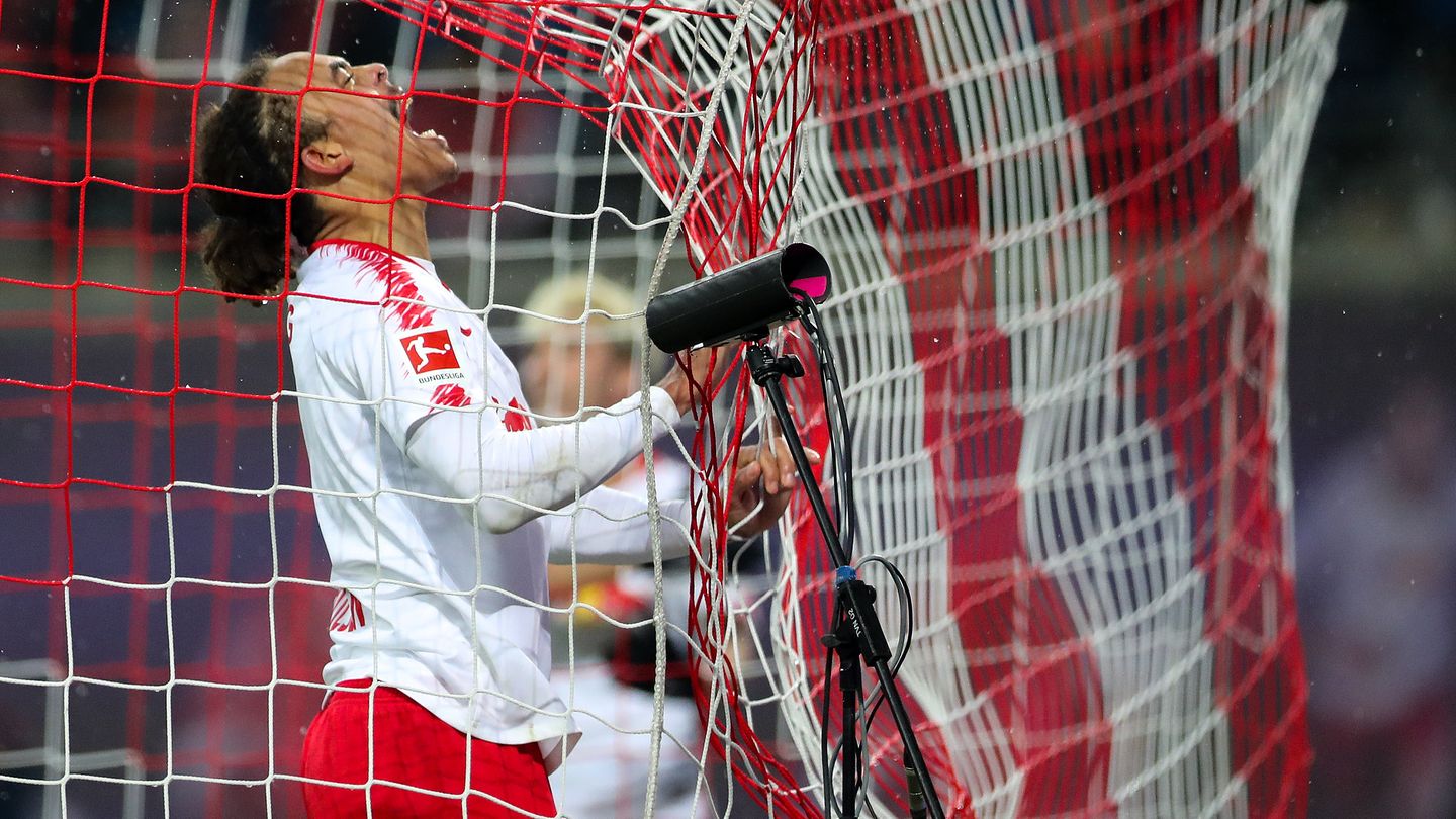 Bundesliga im stern-Check: Dieses Tor sollten sie (nochmal) sehen Yussuf Poulsen hat zusammen mit Timo Werner Leipzig zum 4:1-Sieg über Mainz geschossen. Beide Angreifer erzielten jeweils einen Doppelpack. Das erste Tor der Partie war dabei besonders schön. Kevin Kampl flankt von rechts in den Strafraum, und Poulsen spitzelt den Ball volley ins lange Eck. Es war eines dieser Tore, mit denen man niemals gerechnet hätte, weil der Schütze sich eigentlich in einer schwierigen Position zwischen zwei Verteidigern und zu weit weg vom Tor befand. Dieses Tor sollten sie (nochmal) sehen Yussuf Poulsen hat zusammen mit Timo Werner Leipzig zum 4:1-Sieg über Mainz geschossen. Beide Angreifer erzielten jeweils einen Doppelpack. Das erste Tor der Partie war dabei besonders schön. Kevin Kampl flankt von rechts in den Strafraum, und Poulsen spitzelt den Ball volley ins lange Eck. Es war eines dieser Tore, mit denen man niemals gerechnet hätte, weil der Schütze sich eigentlich in einer schwierigen Position zwischen zwei Verteidigern und zu weit weg vom Tor befand.