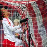 Dieses Tor sollten sie (nochmal) sehen  Yussuf Poulsen hat zusammen mit Timo Werner Leipzig zum 4:1-Sieg über Mainz geschossen. Beide Angreifer erzielten jeweils einen Doppelpack. Das erste Tor der Partie war dabei besonders schön. Kevin Kampl flankt von rechts in den Strafraum, und Poulsen spitzelt den Ball volley ins lange Eck. Es war eines dieser Tore, mit denen man niemals gerechnet hätte, weil der Schütze sich eigentlich in einer schwierigen Position zwischen zwei Verteidigern und zu weit weg vom Tor befand. 