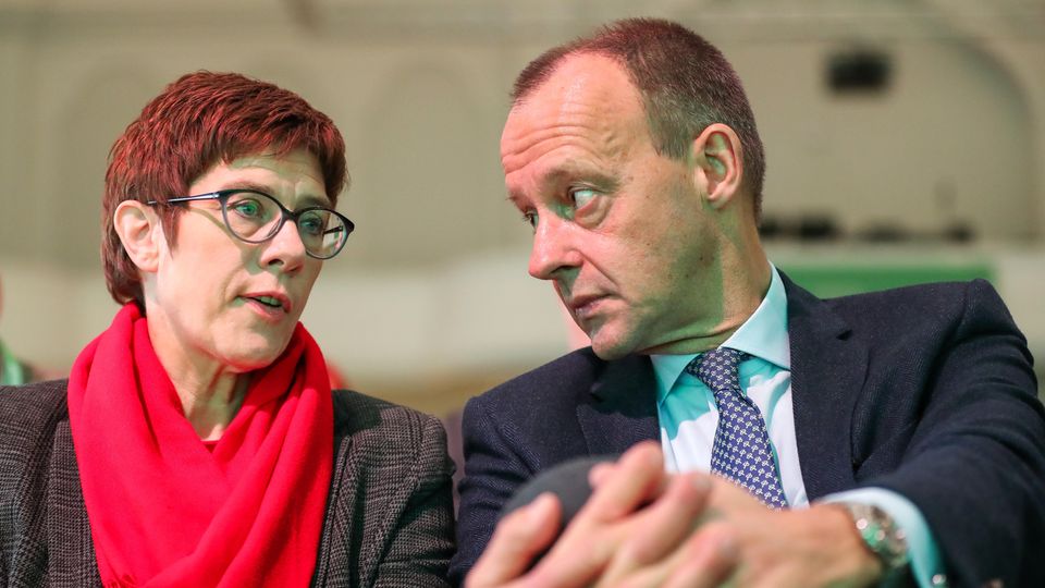 CDU: Friedrich Merz bietet Kramp-Karrenbauer offenbar Hilfe an - will aber in der Wirtschaft bleiben