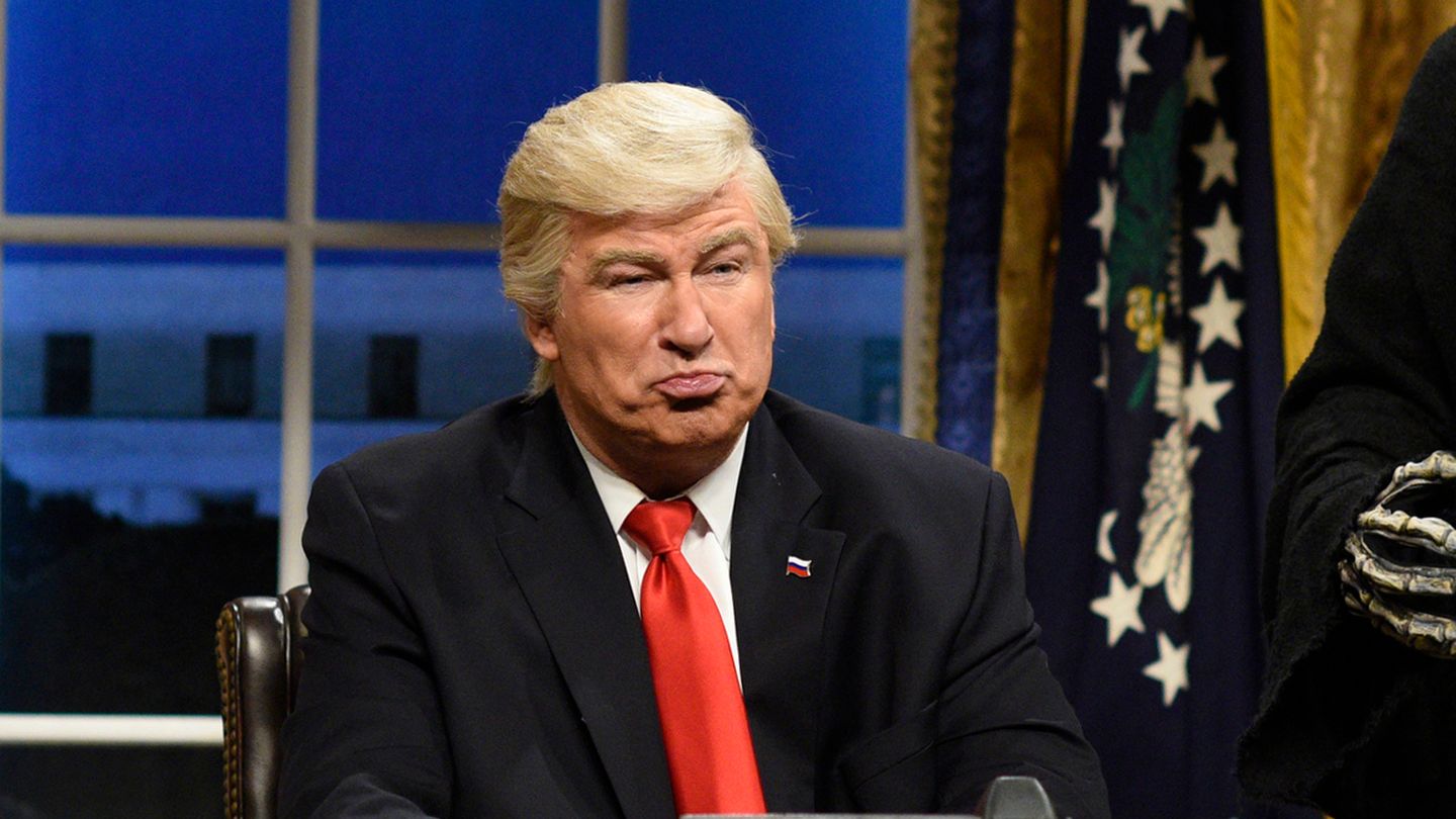 Alec Baldwin als Donald Trump im Oval Office