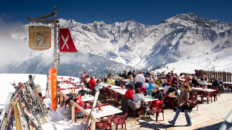 Von Riesen umgeben: die Terrasse der Auberge la Roselette 