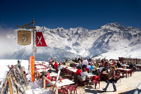 Von Riesen umgeben: die Terrasse der Auberge la Roselette 