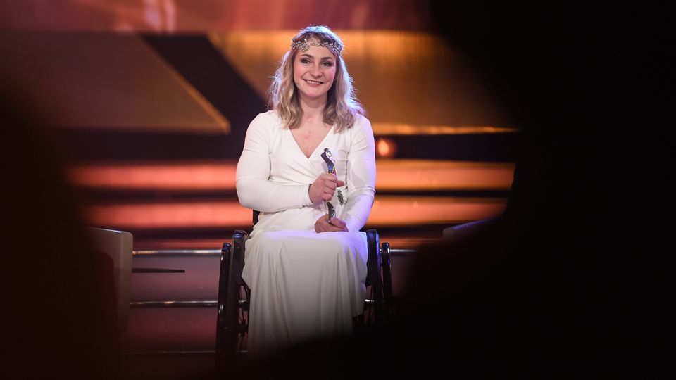 Kristina Vogel sitzt bei der Verleihung zur "Sportlerin des Jahres" im Rollstuhl auf der Bühne