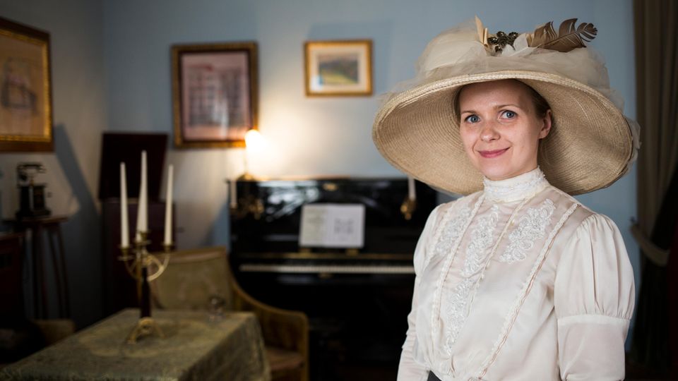 Städtereise Baltikum: Gunta Megne-Sirma führt Besucher durch das Jugendstilzentrum in einem Mietshaus von 1903 Gunta Megne-Sirma führt Besucher durch das Jugendstilzentrum in einem Mietshaus von 1903