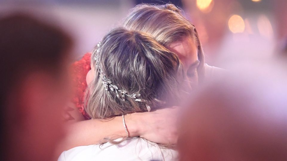 Von Siegerin Angelique Kerber gab es bei der Preisverleihung in Baden-Baden eine dicke Umarmung und einige bewegende Worte für Kristina Vogel