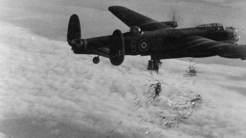 Ein Avro 683 "Lancaster" des RAF Bomber Command beim Abwurf der Streifen.