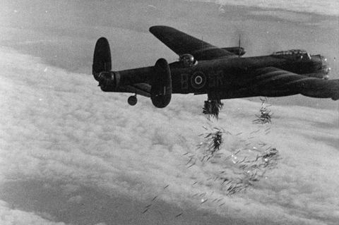 Ein Avro 683 "Lancaster" des RAF Bomber Command beim Abwurf der Streifen.