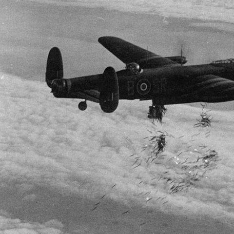 Ein Avro 683 "Lancaster" des RAF Bomber Command beim Abwurf der Streifen.