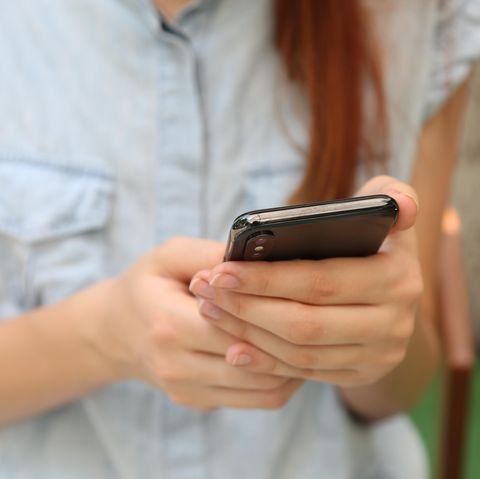 Frau mit Smartphone