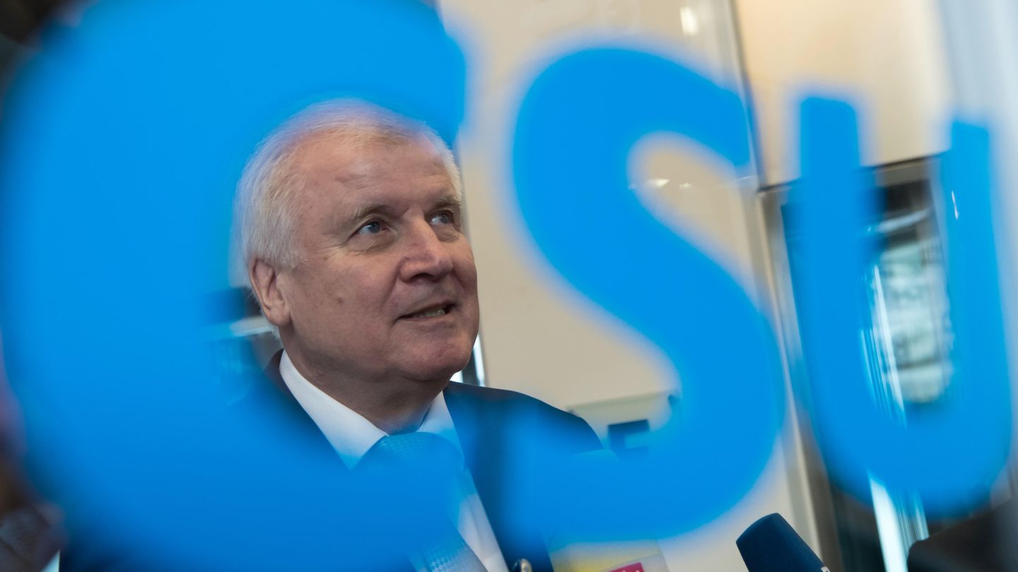 Auf einer Glasscheibe steht ein blauer CSU-Schriftzug. Durch das C ist dahinter Horst Seehofers Gesicht zu sehen