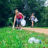 "Plogging" und "Plalking": Was klingt wie ein schräger Fitness-Trend, verbindet Sport und Hilfe für die Umwelt. Beim "Ploging" wird gejoggt und Müll aufgesammelt – am besten noch in Gemeinschaft. Der Trend aus Schweden setzt sich auf dem Wort "plocka" (aufheben) und Jogging zusammen. Die gemütlichere Version ist das "Plalking": Dabei wird nicht gejoggt, sondern gewandert oder spaziert.