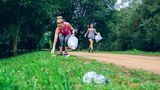 "Plogging" und "Plalking": Was klingt wie ein schräger Fitness-Trend, verbindet Sport und Hilfe für die Umwelt. Beim "Ploging" wird gejoggt und Müll aufgesammelt – am besten noch in Gemeinschaft. Der Trend aus Schweden setzt sich auf dem Wort "plocka" (aufheben) und Jogging zusammen. Die gemütlichere Version ist das "Plalking": Dabei wird nicht gejoggt, sondern gewandert oder spaziert.