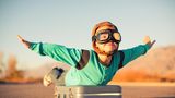 "Flygskam": Ebenfalls aus Schweden kommt dieser Umwelt-Trend. Er setzt sich zusammen aus den Wörtern "flyg" (Flug) und "skam" (Schande). Unter dem dazugehörigen Hashtag teilten Schweden, aber auch anderen Umweltfans, ihr Ziel: Lieber auf dem Boden bleiben und statt mit dem Flugzeug zum Beispiel mit dem Zug verreisen. Eine anderen Schwedin geht mit gutem Vorbild voran: Die 15-jährige Umweltaktivistin Greta Thunberg demonstriert nicht nur seit Wochen vor dem schwedischen Parlament unter dem Motto "Schulstreik fürs Klima", sondern reiste zum Beispiel auch zur Weltklimakonferenz mit dem E-Auto an.