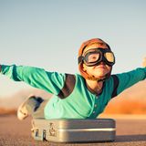 "Flygskam": Ebenfalls aus Schweden kommt dieser Umwelt-Trend. Er setzt sich zusammen aus den Wörtern "flyg" (Flug) und "skam" (Schande). Unter dem dazugehörigen Hashtag teilten Schweden, aber auch anderen Umweltfans, ihr Ziel: Lieber auf dem Boden bleiben und statt mit dem Flugzeug zum Beispiel mit dem Zug verreisen. Eine anderen Schwedin geht mit gutem Vorbild voran: Die 15-jährige Umweltaktivistin Greta Thunberg demonstriert nicht nur seit Wochen vor dem schwedischen Parlament unter dem Motto "Schulstreik fürs Klima", sondern reiste zum Beispiel auch zur Weltklimakonferenz mit dem E-Auto an.