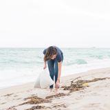 Beachclean: Auch wenn es die weite Reise in die Südsee wird, lässt sich etwas für die Umwelt tun. Beim "Beachclean" sammelt man einfach am Strand den herumliegenden Müll auf. Geht an der Ostsee genauso gut, wie auf den Seychellen.