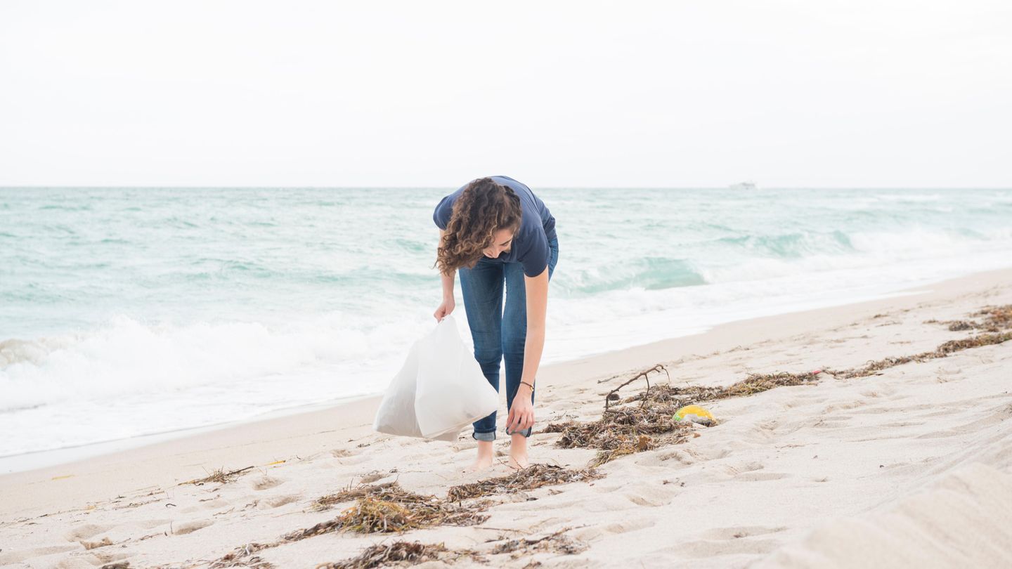 Beachclean: Auch wenn es die weite Reise in die Südsee wird, lässt sich etwas für die Umwelt tun. Beim "Beachclean" sammelt man einfach am Strand den herumliegenden Müll auf. Geht an der Ostsee genauso gut, wie auf den Seychellen.