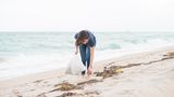 Beachclean: Auch wenn es die weite Reise in die Südsee wird, lässt sich etwas für die Umwelt tun. Beim "Beachclean" sammelt man einfach am Strand den herumliegenden Müll auf. Geht an der Ostsee genauso gut, wie auf den Seychellen.