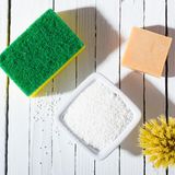 Less Waste, zum Beispiel mit Seife und festem Shampoo: Wer mit der Nachhaltigkeit bei sich zu Hause anfangen will, findet seit einigen Monaten immer mehr Möglichkeiten. In vielen großen Städten bieten sogenannte "Unverpackt-Läden" von  Spaghetti bis zur Zahnpasta alles ohne Verpackung an. Und auch bei den Pflegeprodukten geht es wieder back to basic: Das gute alte Stück Seife, zum Beispiel von Wolkenseife, kommt ohne viel Verpackungsmüll aus. Und auch festes Shampoo für die Haare oder wiederverwendbare Wattepads sind mittlerweile einfach zu bestellen.