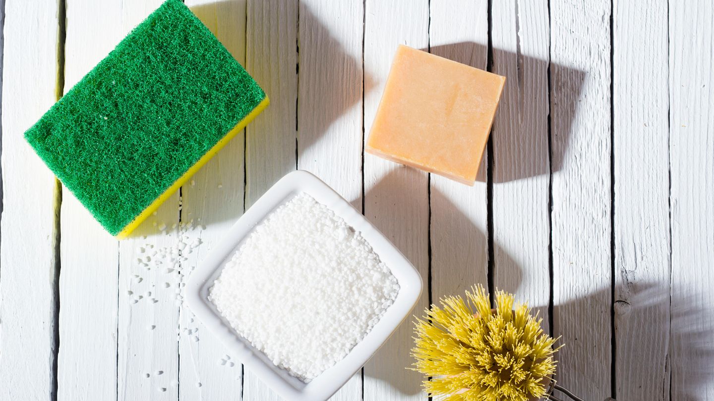 Ein Jahr für die Umwelt: Less Waste, zum Beispiel mit Seife und festem Shampoo: Wer mit der Nachhaltigkeit bei sich zu Hause anfangen will, findet seit einigen Monaten immer mehr Möglichkeiten. In vielen großen Städten bieten sogenannte "Unverpackt-Läden" von Spaghetti bis zur Zahnpasta alles ohne Verpackung an. Und auch bei den Pflegeprodukten geht es wieder back to basic: Das gute alte Stück Seife, zum Beispiel von Wolkenseife, kommt ohne viel Verpackungsmüll aus. Und auch festes Shampoo für die Haare oder wiederverwendbare Wattepads sind mittlerweile einfach zu bestellen. Less Waste, zum Beispiel mit Seife und festem Shampoo: Wer mit der Nachhaltigkeit bei sich zu Hause anfangen will, findet seit einigen Monaten immer mehr Möglichkeiten. In vielen großen Städten bieten sogenannte "Unverpackt-Läden" von Spaghetti bis zur Zahnpasta alles ohne Verpackung an. Und auch bei den Pflegeprodukten geht es wieder back to basic: Das gute alte Stück Seife, zum Beispiel von Wolkenseife, kommt ohne viel Verpackungsmüll aus. Und auch festes Shampoo für die Haare oder wiederverwendbare Wattepads sind mittlerweile einfach zu bestellen.