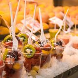 Verbot von Wegwerfprodukten aus Plastik: Während wir langsam die Wattestäbchen aus unseren Badezimmern verbannen, werden auch die Regierungen tätig: Im Oktober stimmte das EU-Parlament für ein Verbot von Wegwerfprodukten aus Plastik. Ab 2021 sollen Trinkhalme, Einweggeschirr und Wattestäbchen aus den Regalen und damit auch aus der Umwelt verschwinden.