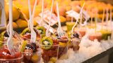 Verbot von Wegwerfprodukten aus Plastik: Während wir langsam die Wattestäbchen aus unseren Badezimmern verbannen, werden auch die Regierungen tätig: Im Oktober stimmte das EU-Parlament für ein Verbot von Wegwerfprodukten aus Plastik. Ab 2021 sollen Trinkhalme, Einweggeschirr und Wattestäbchen aus den Regalen und damit auch aus der Umwelt verschwinden.