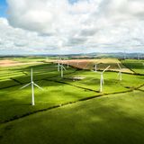 Ethische Banken und Ökostrom: Für erneuerbare Energien braucht keiner mehr eine Monster-Solaranlage auf dem Dach. Über Wechselportale kann mittlerweile jeder zu einem Ökostromanbieter wechseln, der das Geld in regenerative Energien investiert. Wer sicherstellen möchte, dass auch das eigene Geld nachhaltig reinvestiert wird und zum Beispiel nicht bei Rüstungsunternehmen landet, kann mittlerweile sogar zu sogenannten ethischen Banken wechseln oder in nachhaltige Fonds investieren.