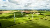 Ethische Banken und Ökostrom: Für erneuerbare Energien braucht keiner mehr eine Monster-Solaranlage auf dem Dach. Über Wechselportale kann mittlerweile jeder zu einem Ökostromanbieter wechseln, der das Geld in regenerative Energien investiert. Wer sicherstellen möchte, dass auch das eigene Geld nachhaltig reinvestiert wird und zum Beispiel nicht bei Rüstungsunternehmen landet, kann mittlerweile sogar zu sogenannten ethischen Banken wechseln oder in nachhaltige Fonds investieren.