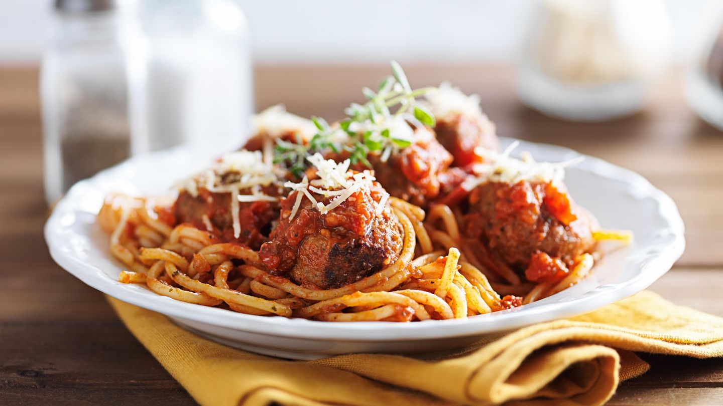 Ein Teller mit Pasta steht auf einem Tisch