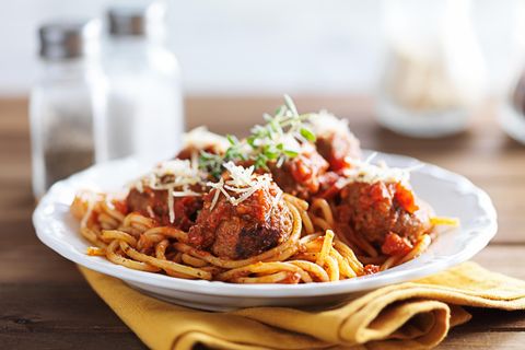 Ein Teller mit Pasta steht auf einem Tisch
