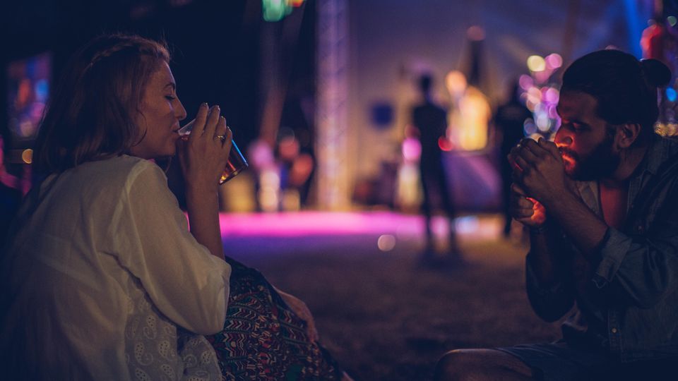 Drogen Frau trinkt Alkohol