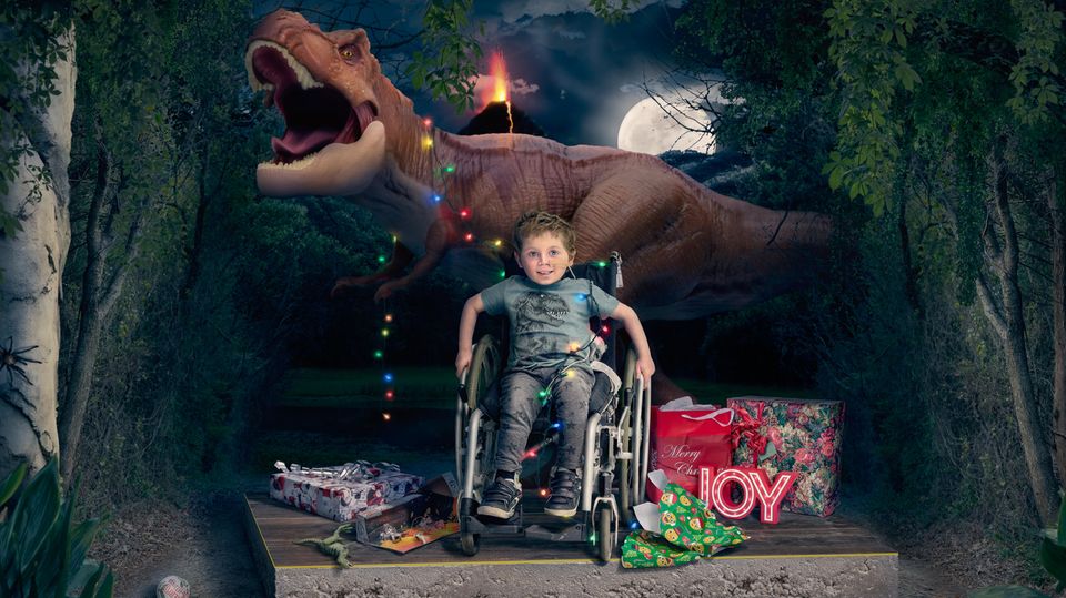 Wenn Träume wahr werden: Dieser Junge ist ein großer Dinosaurier-Fan. Illustrator Jason Ulsrud hat ihm einen kleinen Traum erfüllt. Ein kleiner Junge sitzt vor einem Dinosaurier