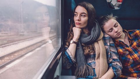 Zwei Frauen im Zug