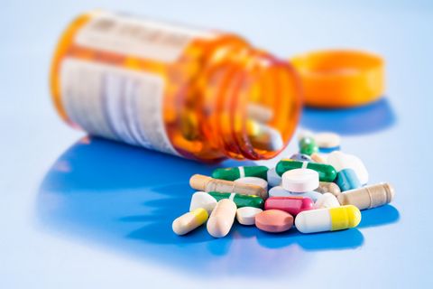 Tabletten liegen auf einem blauen Hintergrund