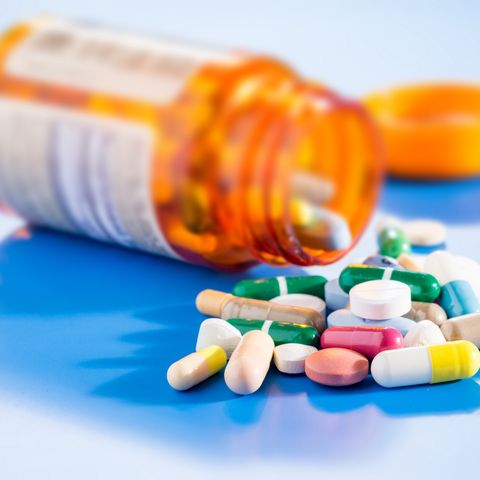 Tabletten liegen auf einem blauen Hintergrund