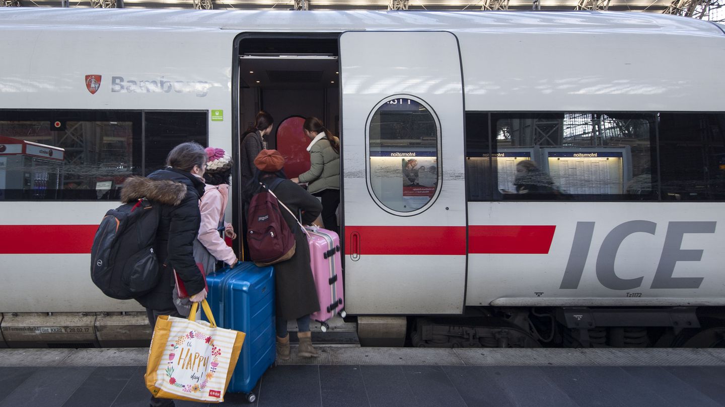 Die Bahn ist voll und Sitzplätze gibt es nur noch in der Erste Klasse: Doch solange keine Freigabe durch den Schaffner erfolgt, darf sich keiner ohne entsprechendes Ticket dort hinsetzen.