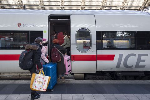 Die Bahn ist voll und Sitzplätze gibt es nur noch in der Erste Klasse: Doch solange keine Freigabe durch den Schaffner erfolgt, darf sich keiner ohne entsprechendes Ticket dort hinsetzen.